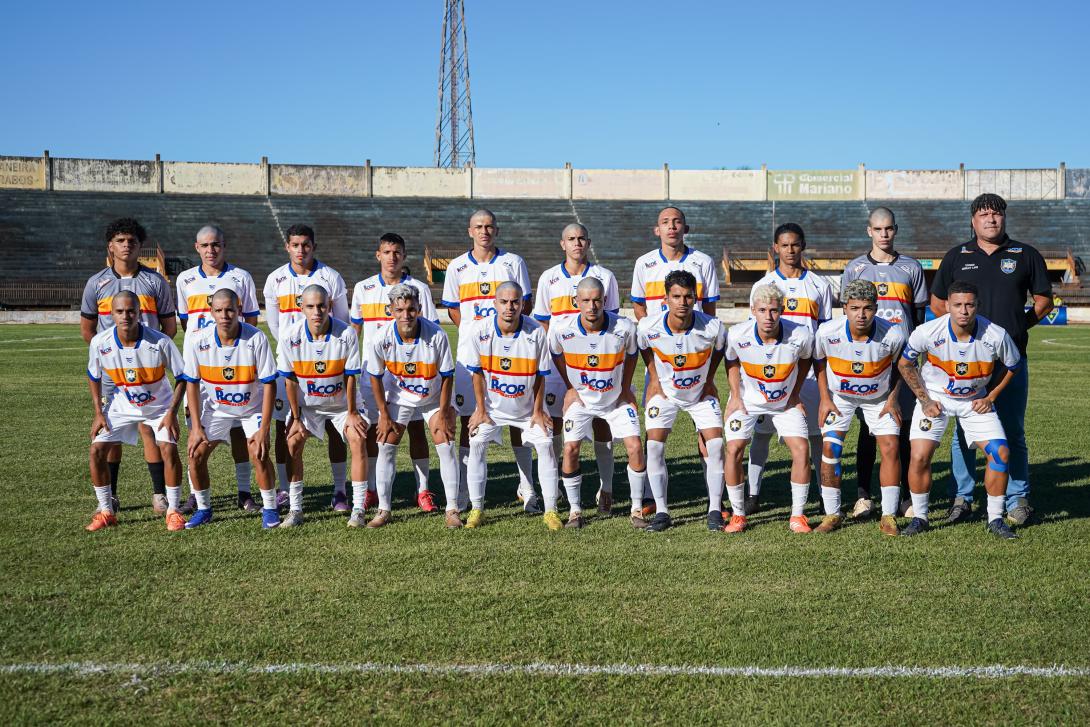 Elenco da estréia da série B